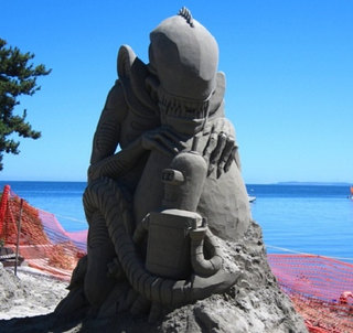 Illustration for article titled Bender Vs. Alien — the epic battle, made out of sand!